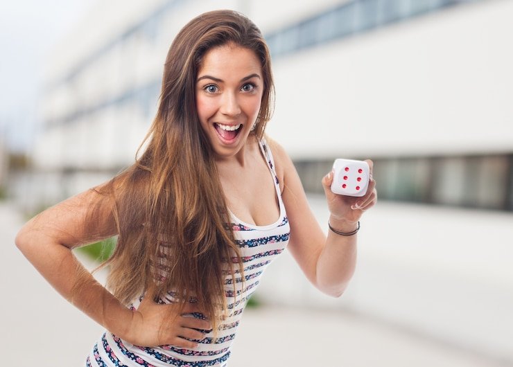 Halaman kasino langsung willtoto menampilkan dealer profesional di studio multi-kamera dengan permainan blackjack dan roulette